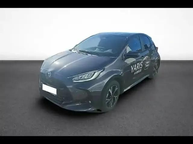 Gris Occasion 2025 Toyota Yaris Hybrid Design Berline | 24 480 € (Prix assez cher) - Image 1/4