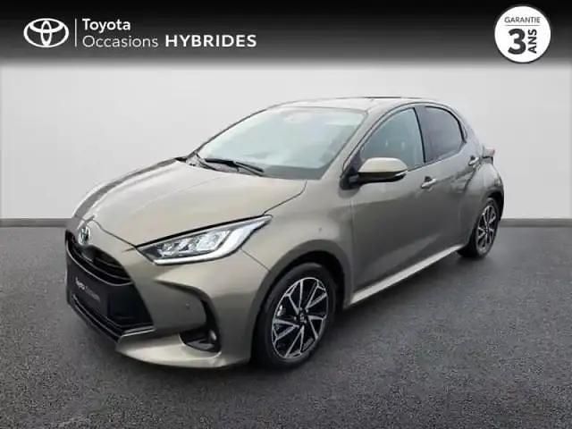 Bronze impérial (m) Occasion 2023 Toyota Yaris Hybrid Design Berline | 21 990 € (Prix assez cher) - Image 1/4