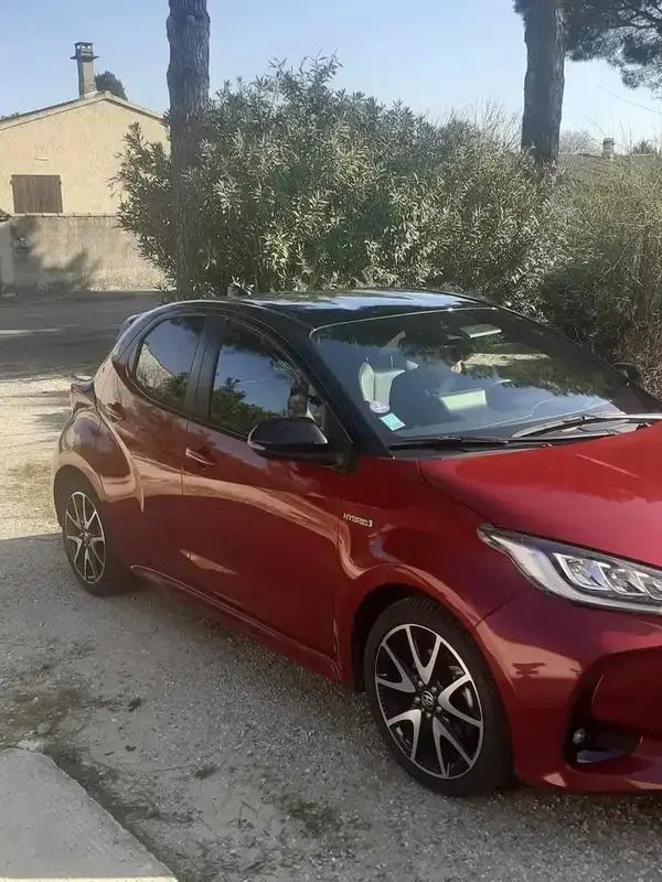 Rouge Utilisé 2020 Toyota Yaris Hybrid Berline | 16 990 € (Prix juste) - Image 1/4