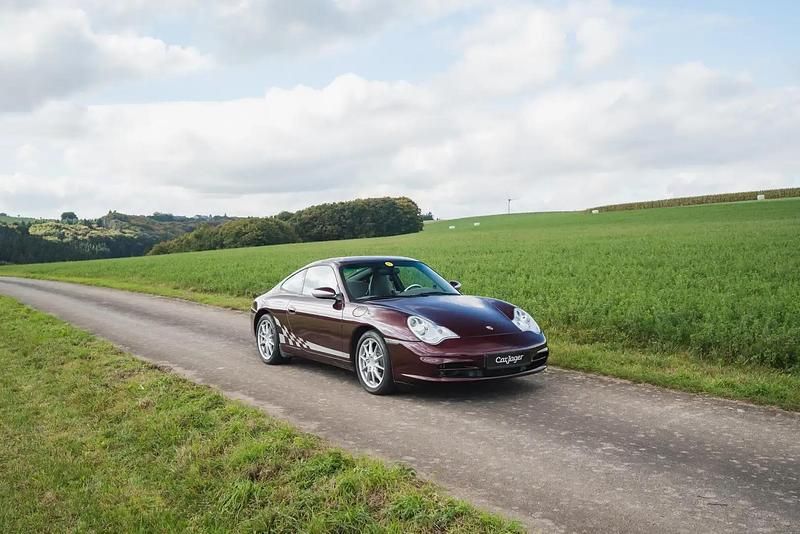 Rouge Utilisé 2003 Porsche 911 Carrera 4 Coupé | 33 500 € - Image 1/4
