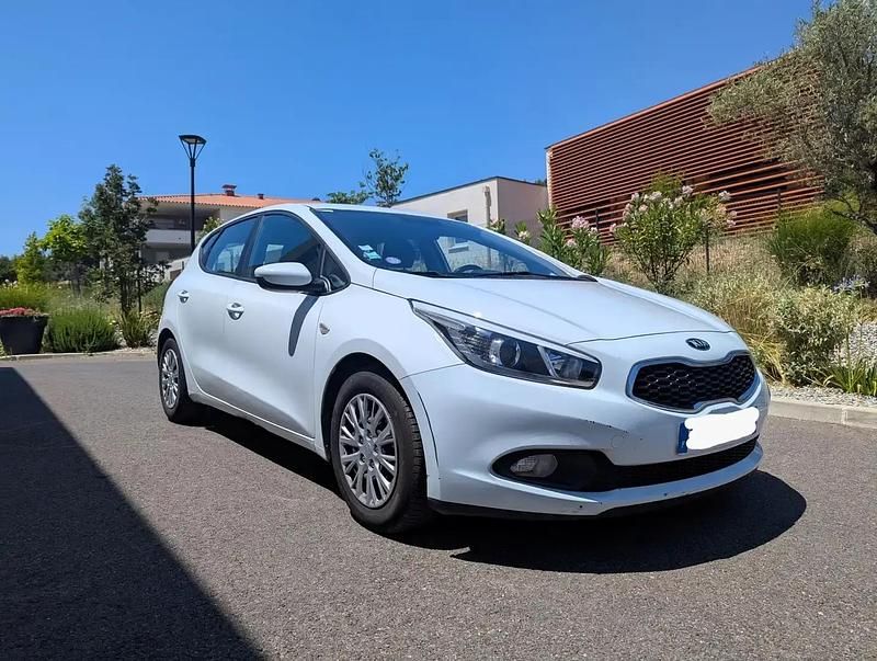 Blanc Utilisé 2014 Kia Ceed Motion Berline | 6 400 € (Bon prix) - Image 1/4