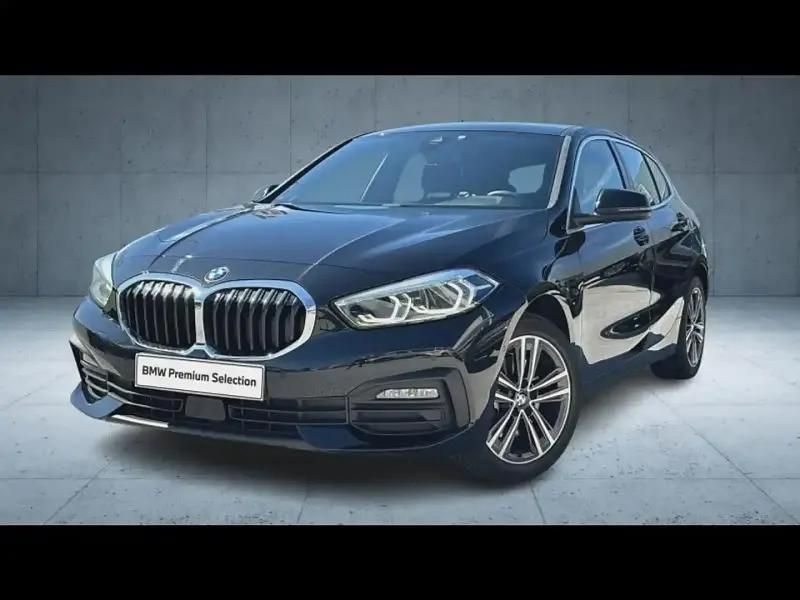 Noir Utilisé 2022 BMW 118 Sport Line Citadine | 24 890 € (Prix juste) - Image 1/4