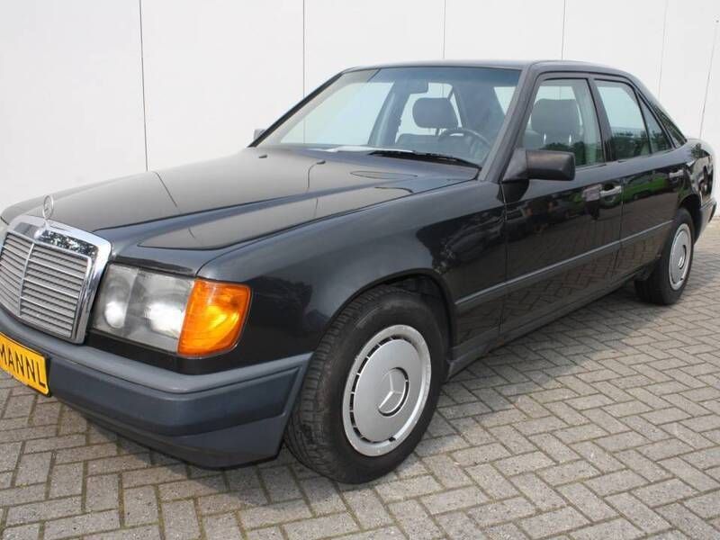 Noir Utilisé 1986 Mercedes E230 Berline | 8 500 € - Image 1/4