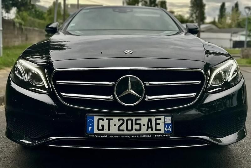 Noir Utilisé 2019 Mercedes E300 Avantgarde Berline | 24 490 € - Image 1/4