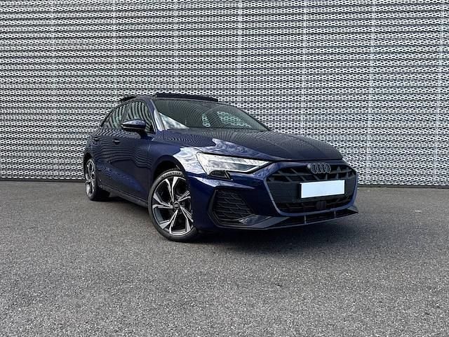 Bleu navarre métallisé Nouvelle 2025 Audi A3 Sportback e-tron S-Line Citadine | 50 990 € (Prix assez cher) - Image 1/4