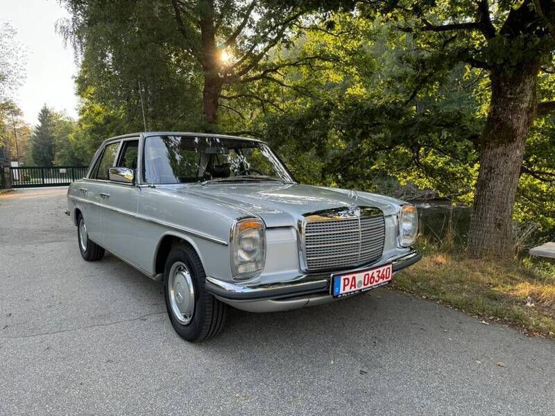 Argent Utilisé 1975 Mercedes 200 Berline | 25 990 € - Image 1/4