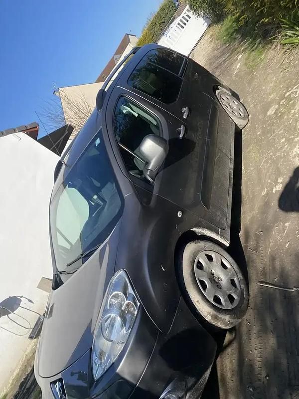 Utilisé 2010 Peugeot Partner Tepee Monospace | 4 800 € - Image 1/4