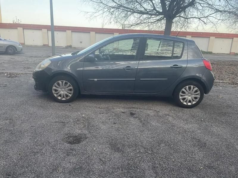 Occasion 2004 Renault Clio II Authentique Berline | 2 900 € (Prix cher) - Image 1/4