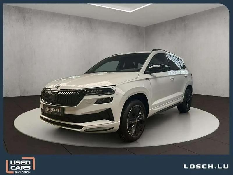Blanc Utilisé 2024 Skoda Karoq SportLine SUV | 35 374 € (Prix cher) - Image 1/4
