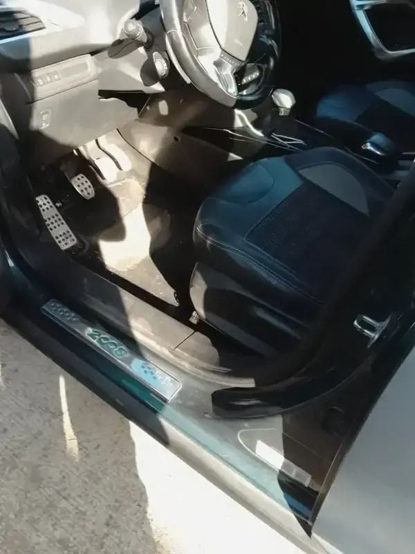 Vert Utilisé 2017 Peugeot 2008 S SUV | 7 000 € (Bon prix) - Image 1/4