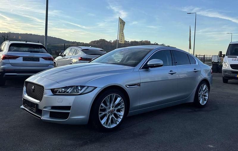 Occasion Jaguar XE Ingenium 179 ch (131 kW) 2018 Argent Berline