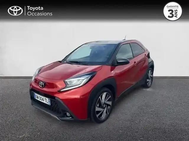 Biton rouge piment premium/toit noir Utilisé 2023 Toyota Aygo X SUV | 18 990 € - Image 1/4