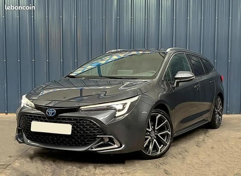 Gris Utilisé 2023 Toyota Corolla | 27 990 € - Image 1/4