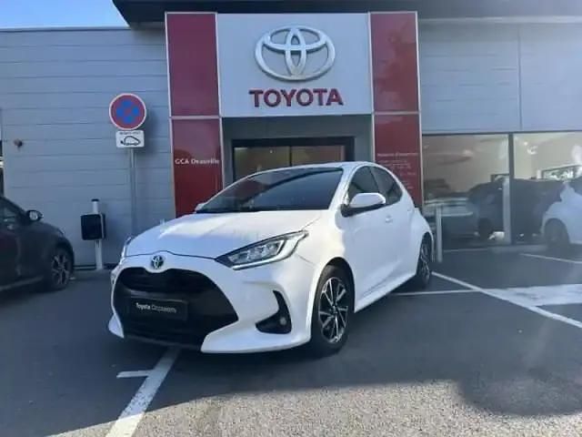 Blanc Utilisé 2023 Toyota Yaris Hybrid Design Berline | 18 990 € (Prix juste) - Image 1/4