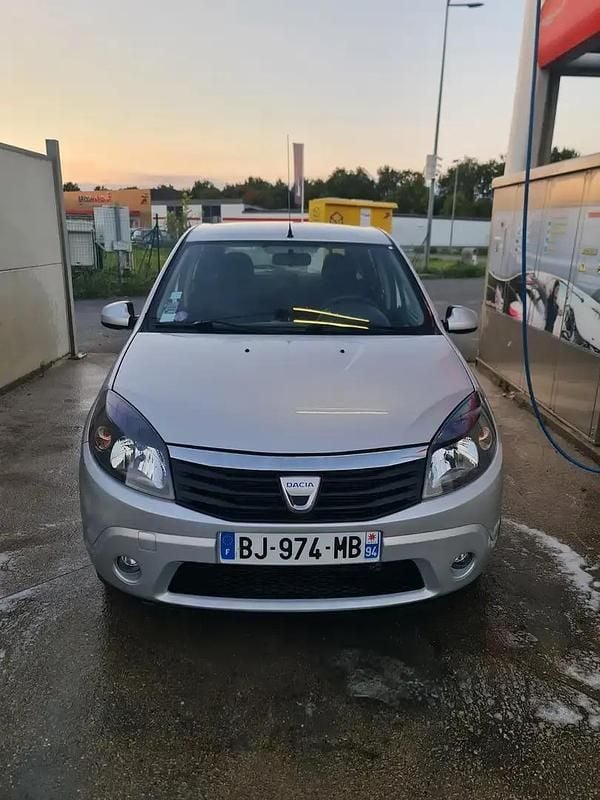 Gris Utilisé 2011 Dacia Sandero Citadine | 5 200 € (Prix assez cher) - Image 1/4