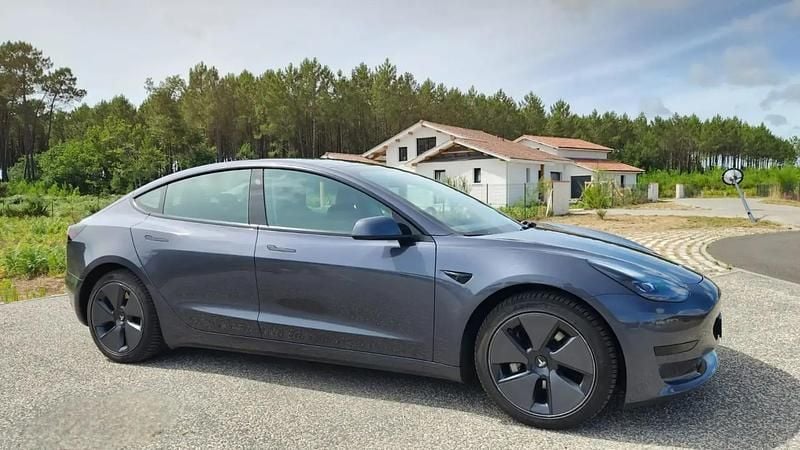 Gris Utilisé 2022 Tesla Model 3 Standard Range Plus Berline | 28 500 € (Prix juste) - Image 1/4