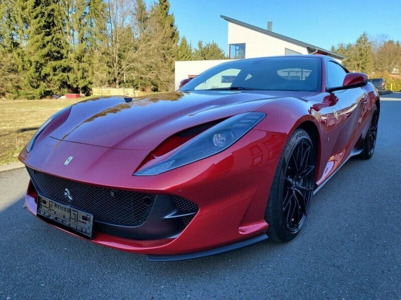 Rouge Utilisé 2018 Ferrari 812 Cabriolet | 353 300 € (Prix assez cher) - Image 1/4
