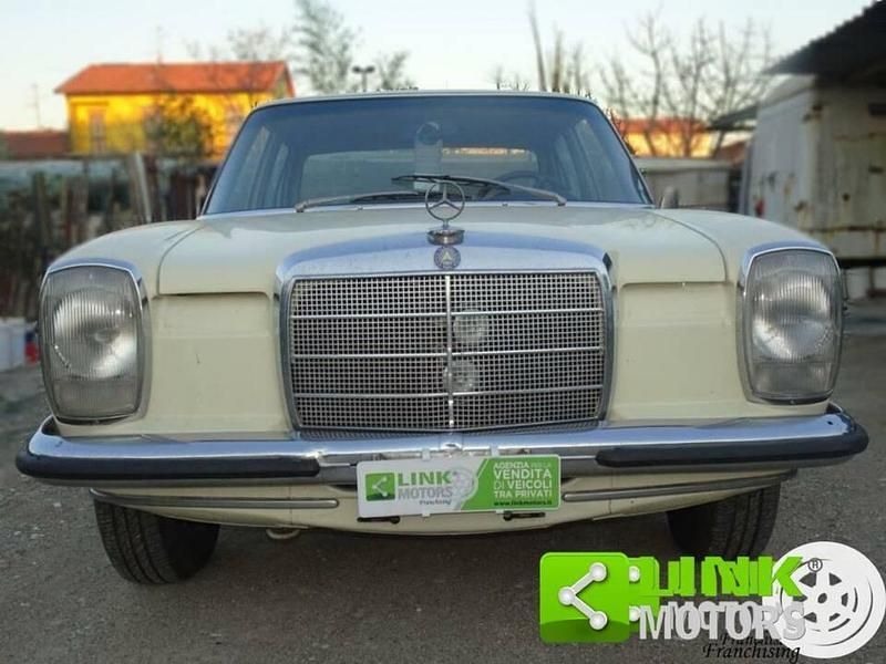 Beige Utilisé 1971 Mercedes 220 Berline | 5 900 € - Image 1/4
