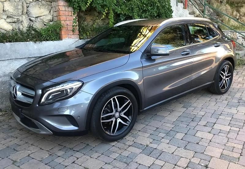 Gris Utilisé 2014 Mercedes GLA200 Executive SUV | 17 990 € (Prix assez cher) - Image 1/4