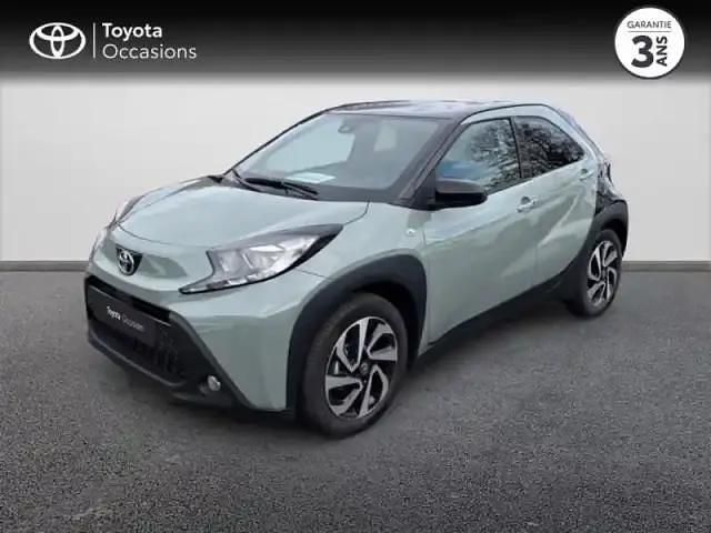 Biton vert aventurine métal/toit noir Occasion 2025 Toyota Aygo X Design SUV | 19 490 € (Prix cher) - Image 1/4