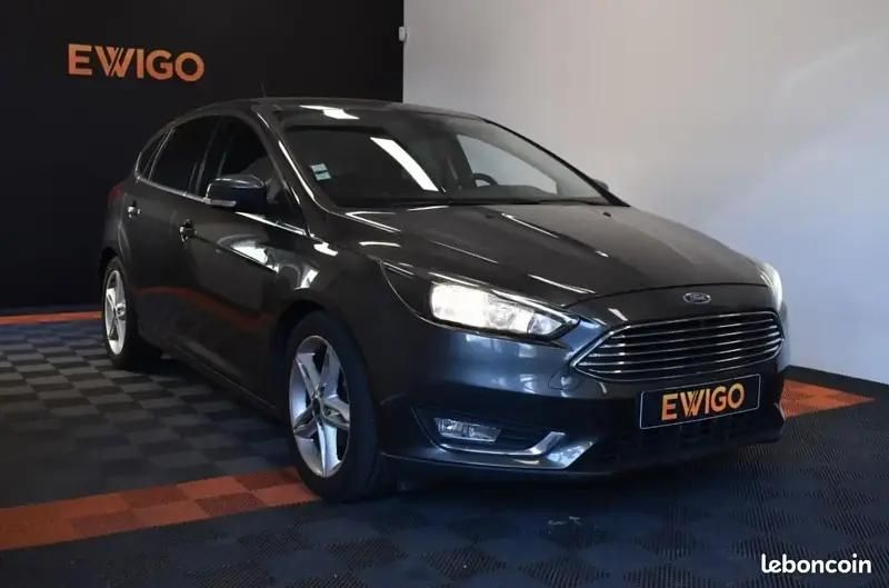 Gris Utilisé 2017 Ford Focus Titanium Berline | 9 490 € (Prix juste) - Image 1/4