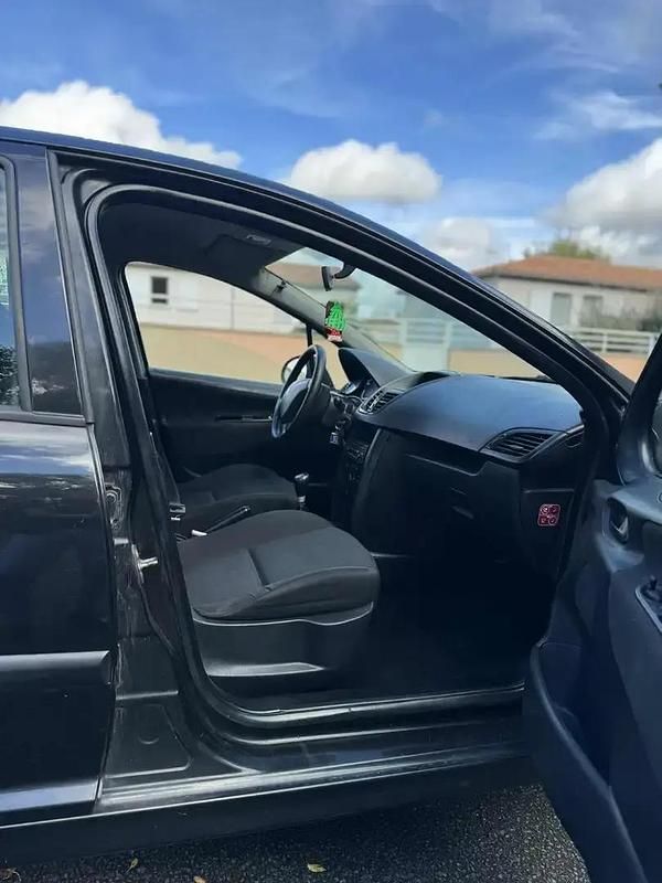 Utilisé 2008 Peugeot 207 Style Berline | 2 300 € (Prix juste) - Image 1/4