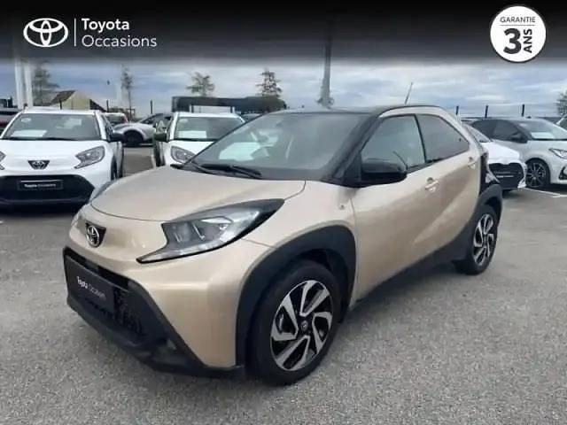 Biton beige gingembre métal/toit noir Occasion 2024 Toyota Aygo X Design SUV | 14 490 € (Bon prix) - Image 1/4