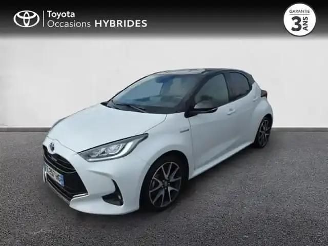 Biton blanc lunaire / toit noir Utilisé 2021 Toyota Yaris Hybrid Berline | 20 990 € (Prix assez cher) - Image 1/4