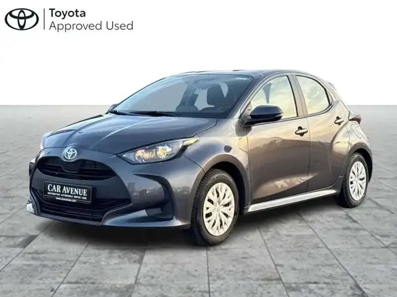 Gris Utilisé 2023 Toyota Yaris Hybrid Berline | 22 490 € (Prix cher) - Image 1/4