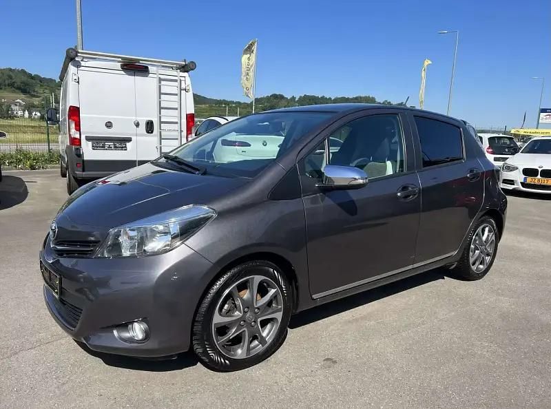 Gris Utilisé 2014 Toyota Yaris Design Berline | 11 490 € (Prix juste) - Image 1/4