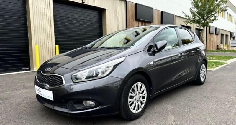 Gris Utilisé 2015 Kia Ceed Motion Berline | 9 990 € (Super prix) - Image 1/4