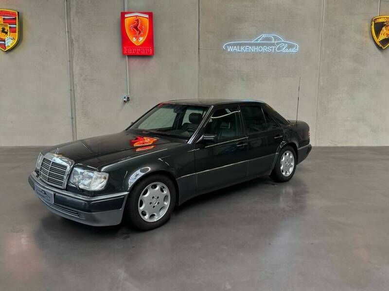 Noir Utilisé 1993 Mercedes E500 Berline | 49 890 € - Image 1/4