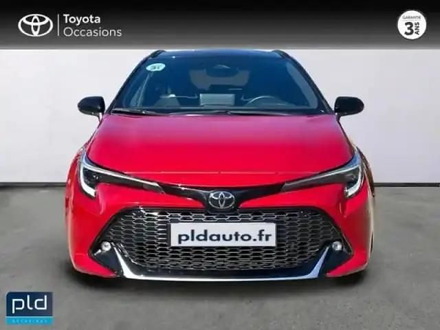 Rouge intense métallisé biton Utilisé 2024 Toyota Corolla Sport Break | 29 990 € (Prix assez cher) - Image 1/4