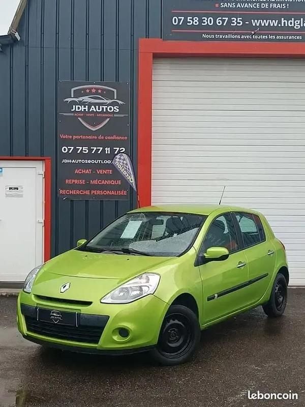 Vert Utilisé 2010 Renault Clio III Citadine | 3 790 € (Bon prix) - Image 1/4