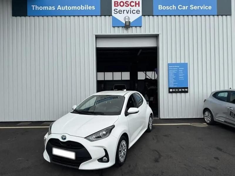 Blanc Occasion 2022 Toyota Yaris Hybrid Berline | 16 995 € (Bon prix) - Image 1/4