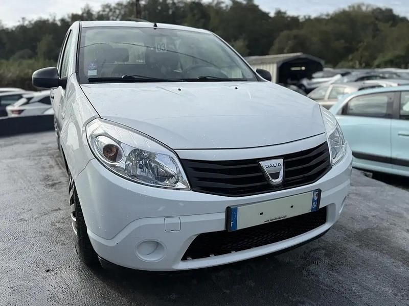 Blanc Utilisé 2011 Dacia Sandero Citadine | 4 290 € - Image 1/4