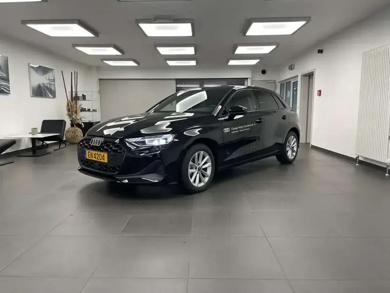 Noir Utilisé 2024 Audi A3 Sportback Sport Citadine | 37 846 € - Image 1/4