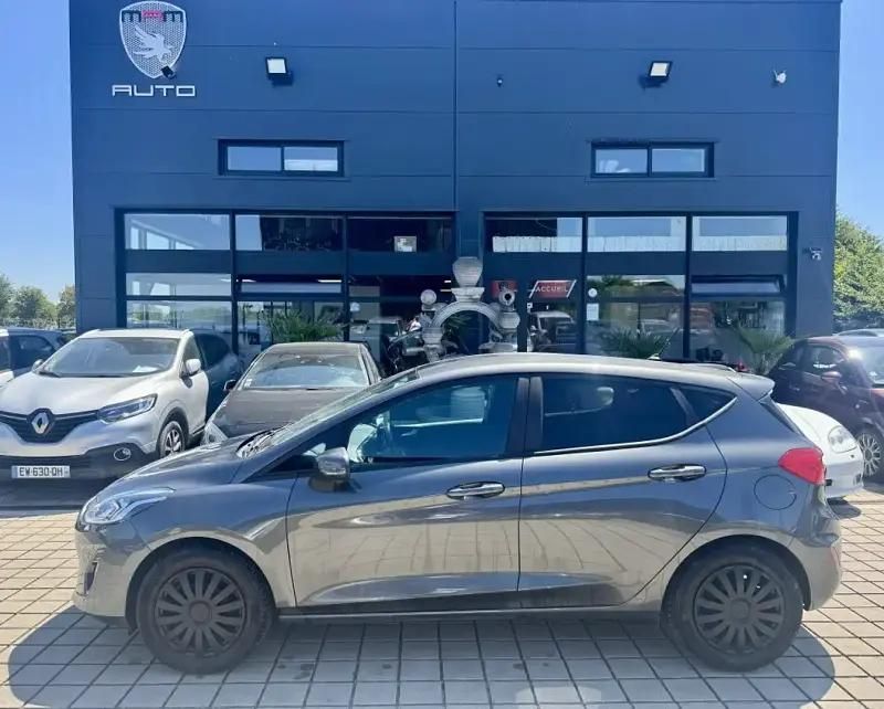 Gris Utilisé 2018 Ford Fiesta Titanium Citadine | 9 990 € (Prix juste) - Image 1/4