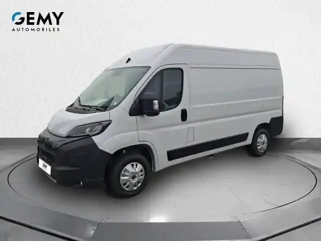 Blanc icy teinte pastel Utilisé 2025 Peugeot Boxer S Van | 35 990 € - Image 1/4