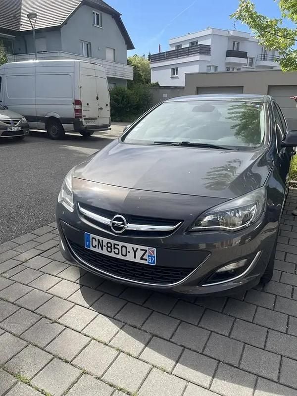 Utilisé 2012 Opel Astra Cosmo Berline | 4 700 € - Image 1/4
