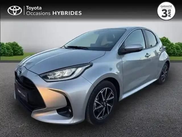 Gris minéral (m) Occasion 2022 Toyota Yaris Hybrid Design Berline | 18 990 € (Prix juste) - Image 1/4