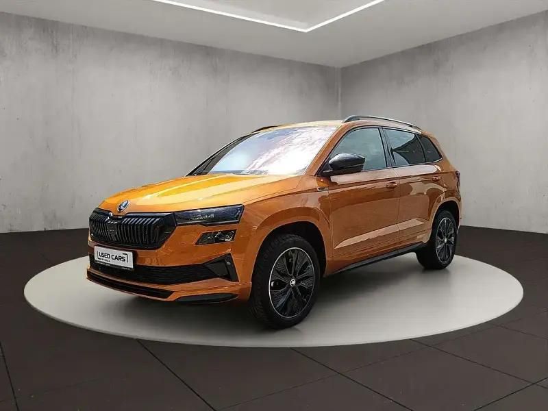 Orange Utilisé 2024 Skoda Karoq SportLine SUV | 36 400 € (Prix cher) - Image 1/4
