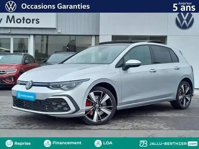 Reflet d'argent métallisée Utilisé 2024 VW Golf VIII GTE Berline | 33 989 € (Prix assez cher) - Image 1/4