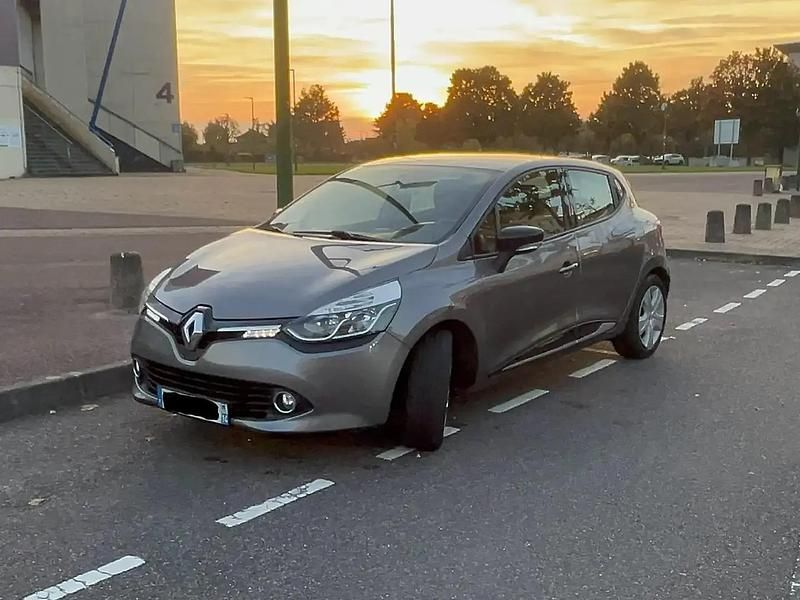 Utilisé 2014 Renault Clio III Zen Berline | 10 490 € (Prix assez cher) - Image 1/4