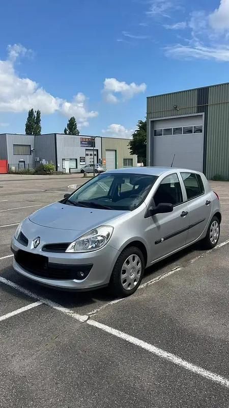 Utilisé 2006 Renault Clio II Dynamique Berline | 3 600 € (Prix juste) - Image 1/4
