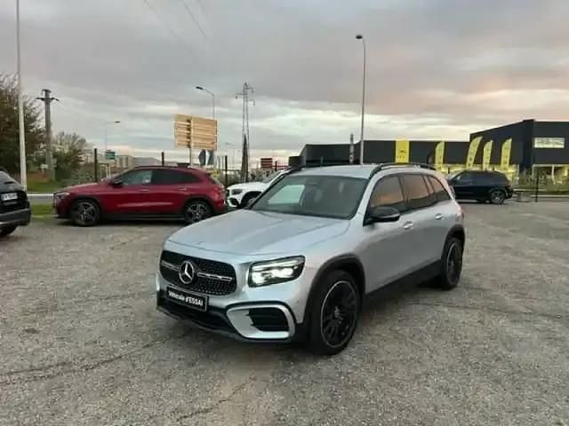 Hightechsilver metallic paint Occasion 2024 Mercedes GLB200 SUV | 48 990 € (Prix assez cher) - Image 1/4