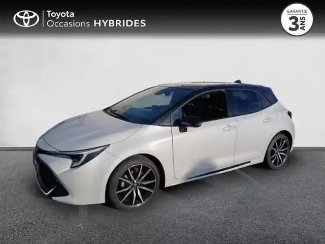Blanc lunaire nacré biton Occasion 2025 Toyota Corolla Sport Berline | 31 480 € (Prix cher) - Image 1/4