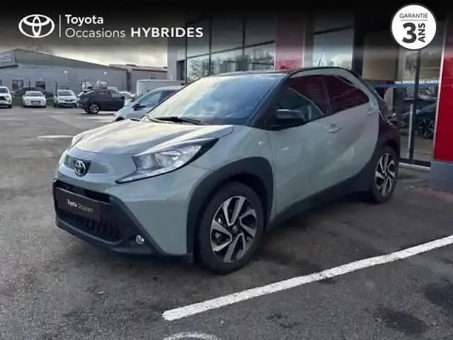 Biton vert aventurine métal/toit noir Occasion 2024 Toyota Aygo X Design SUV | 14 990 € (Bon prix) - Image 1/4