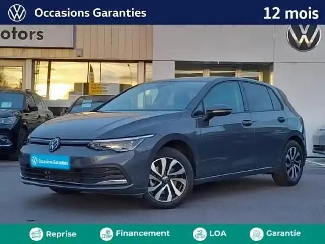 Gris dauphin métallisée Occasion 2023 VW Golf VIII Active Berline | 24 389 € (Super prix) - Image 1/4
