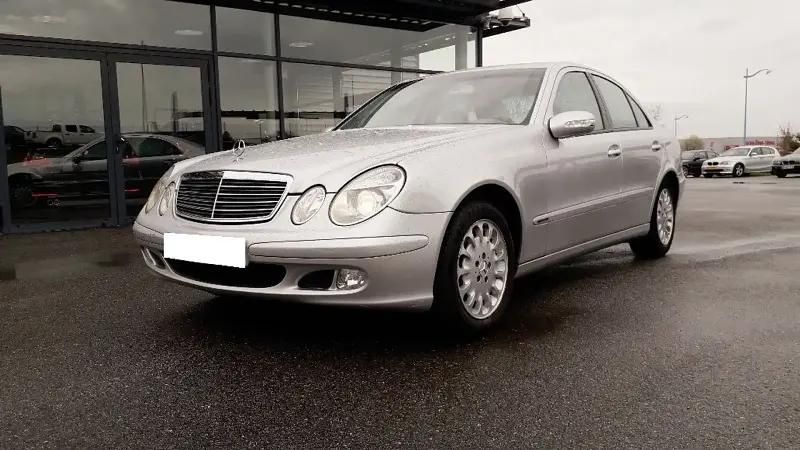 Argent Utilisé 2002 Mercedes E220 Classic Berline | 3 990 € - Image 1/4